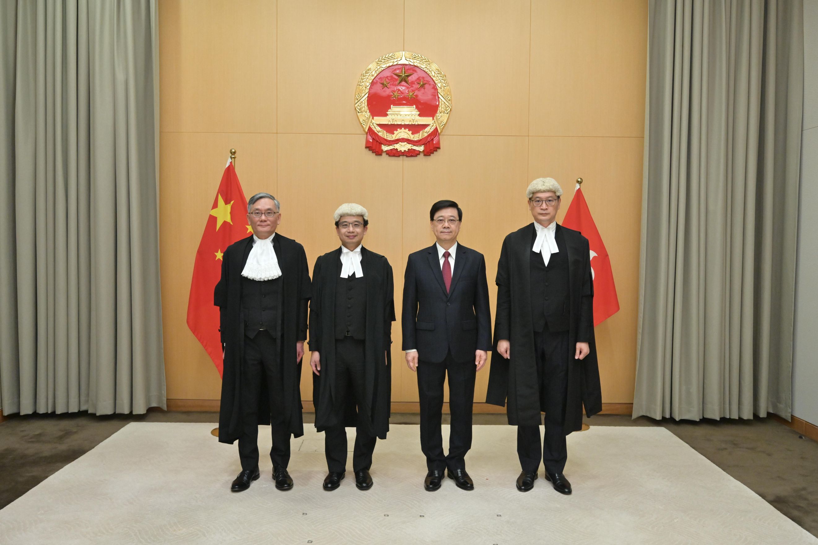 区域法院法官欧阳浩荣（左二）获委任为高等法院原讼法庭法官